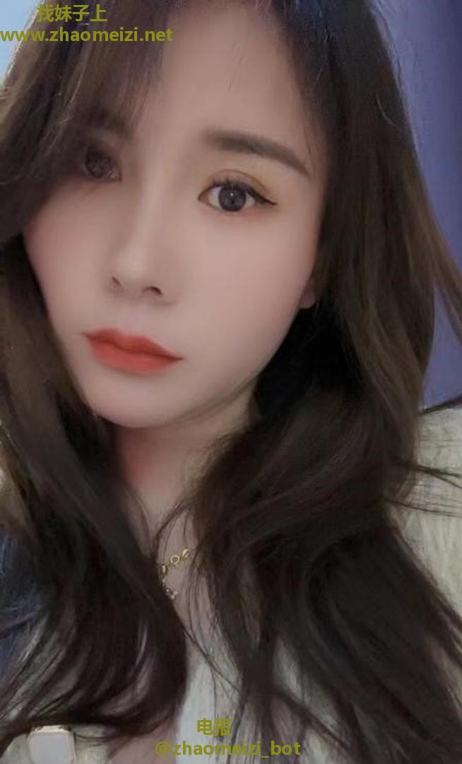 身材颜值都挺不错的妹子