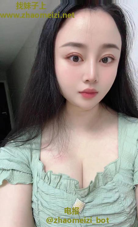 中项年轻大奶妹