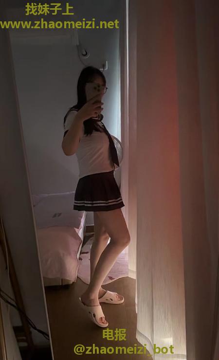南山温柔眼镜妹