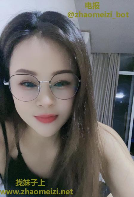 万达丰臀眼镜少妇