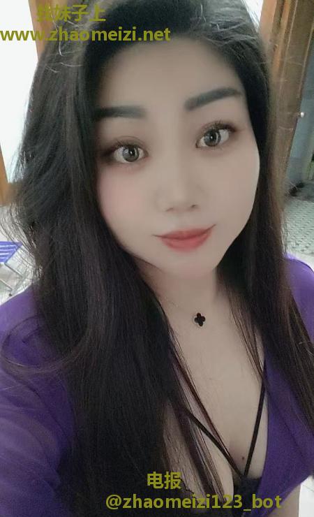 冒雨寻食少妇