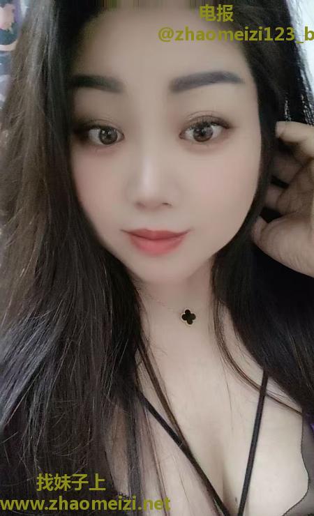 冒雨寻食少妇