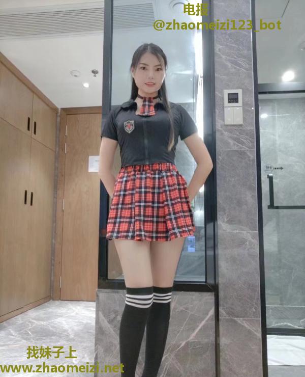 长腿少妇笑笑