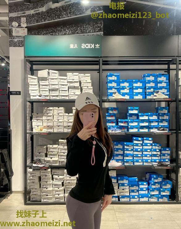 服务系翘臀颜值妹子