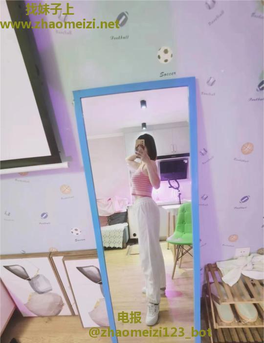 精致短发少妇如梦