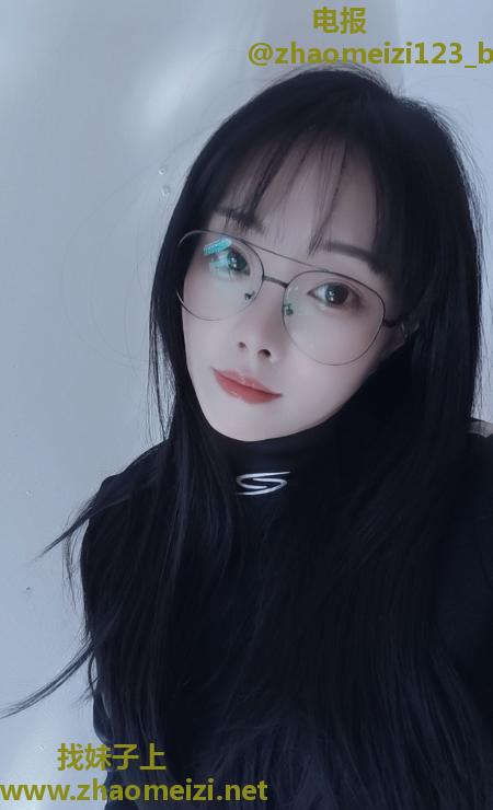 眼镜妹萌萌