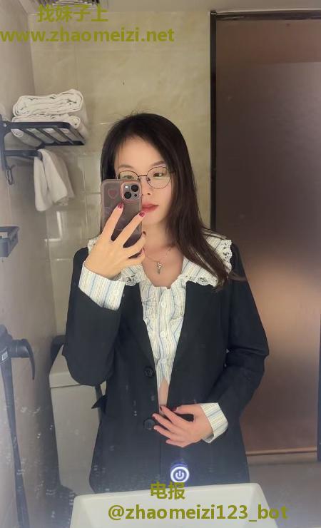 热辣制服妹子