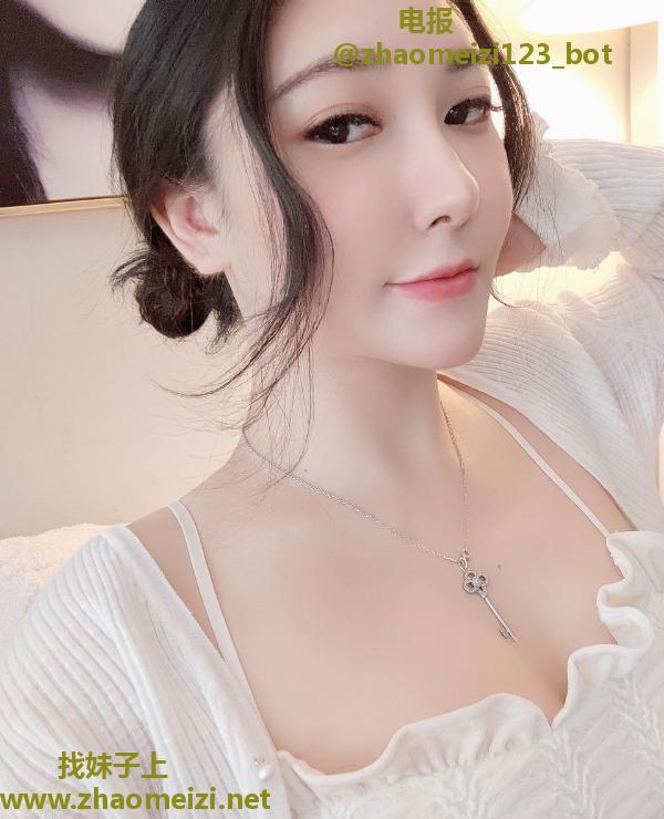 蜜桃臀御姐