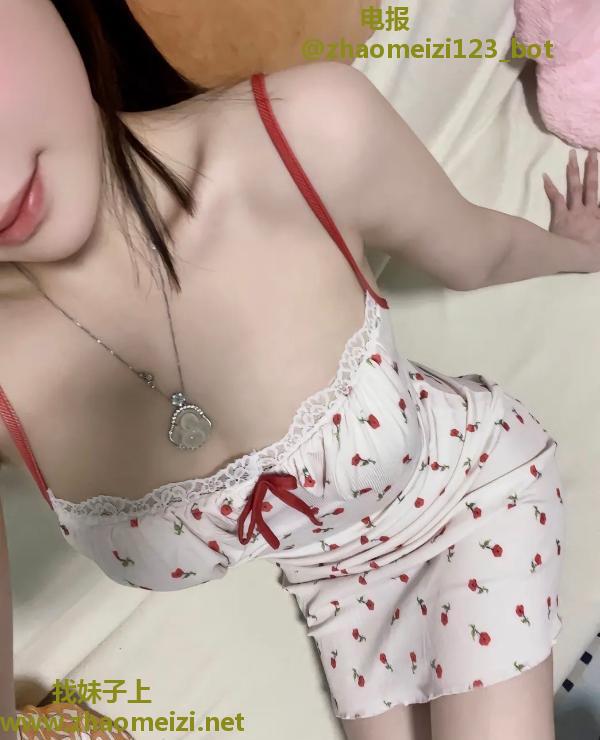 白嫩大奶小妹