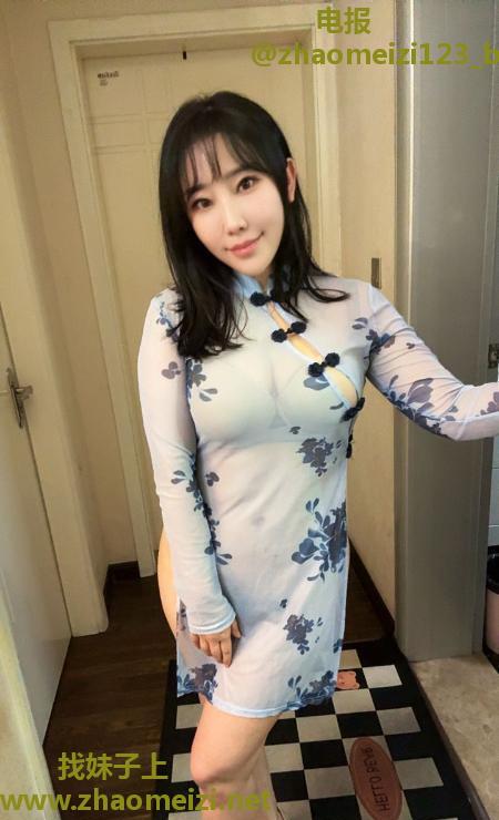 观音桥翘臀美女