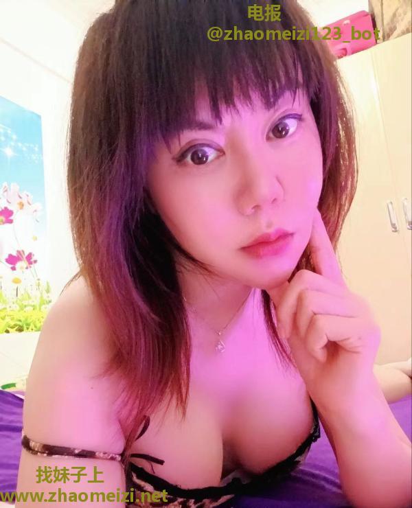 制服翘臀少妇海妮
