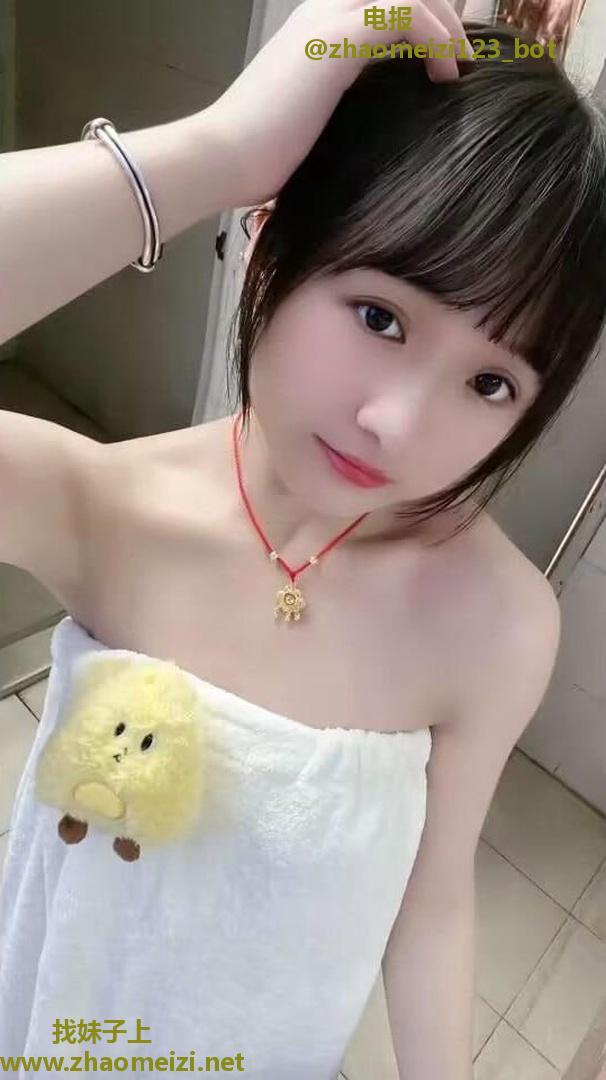 丰满性感嫩妹