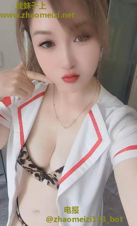东门翘臀小少妇