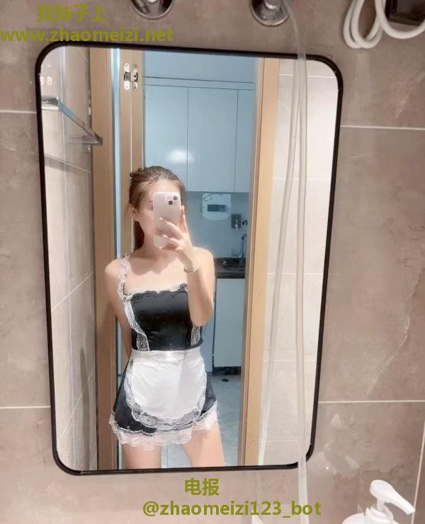 粉嫩美乳白虎妹