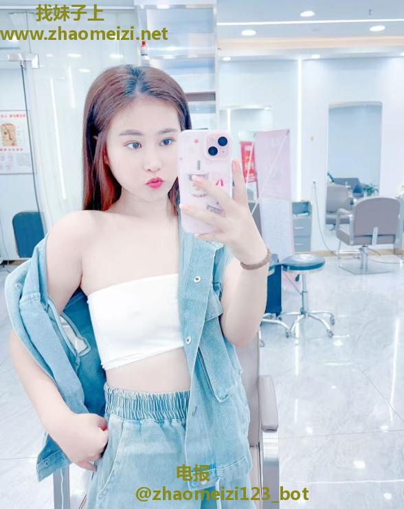 粉嫩美乳白虎妹