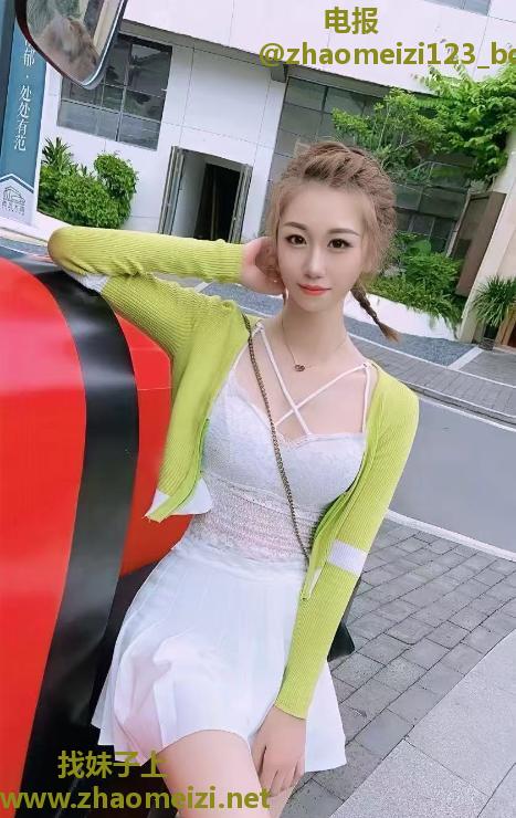 白云高挑气质美女