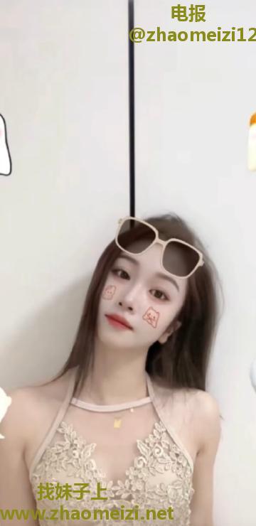 白云高挑气质美女