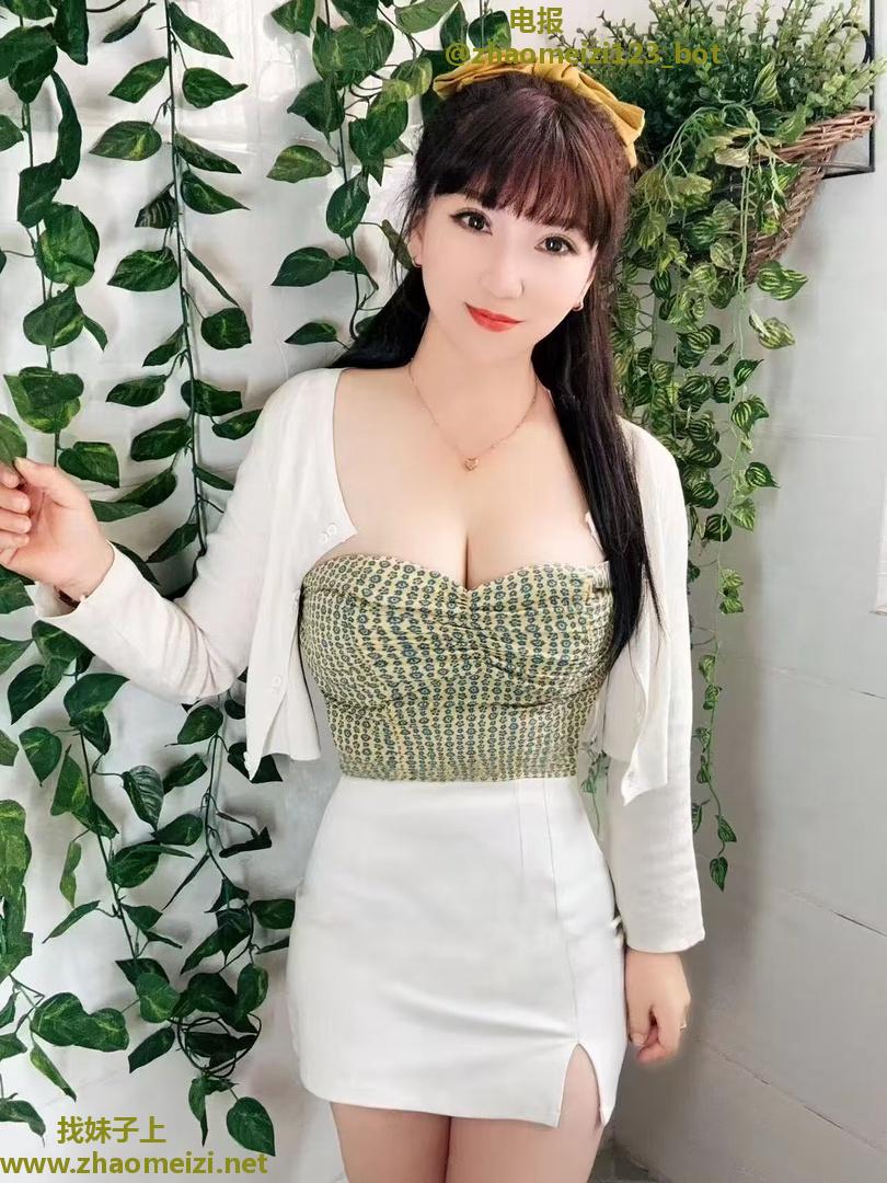 岗顶性感少妇