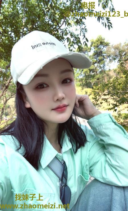 俏皮性感小护士