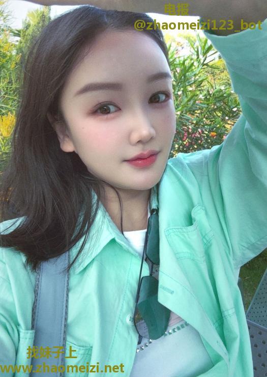 俏皮性感小护士