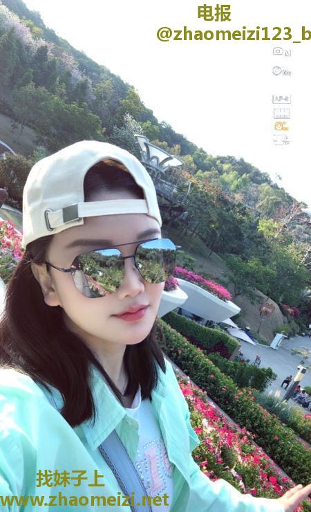 俏皮性感小护士