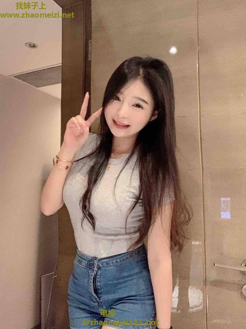 天然一线白嫩翘臀女高
