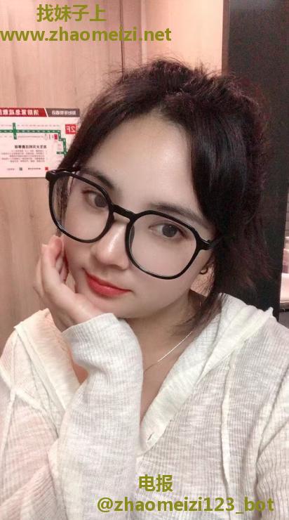 眼镜美女彤彤