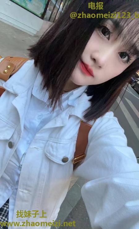 市中心年轻小美眉