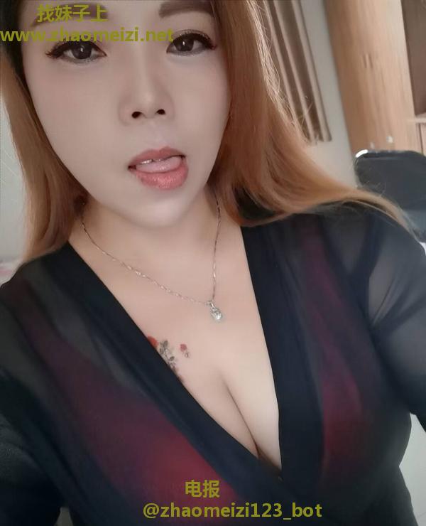 黑丝肥臀熟女