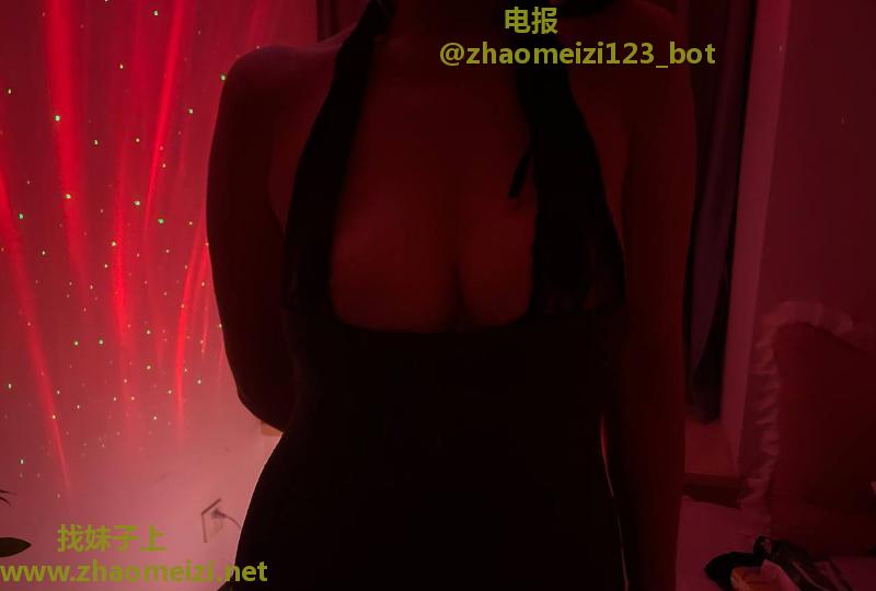丰胸美臀的小少妇