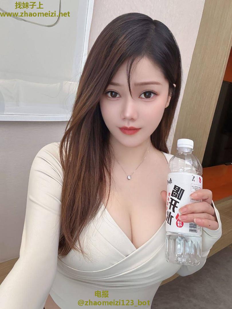 嫩妹的圆润翘臀真迷人