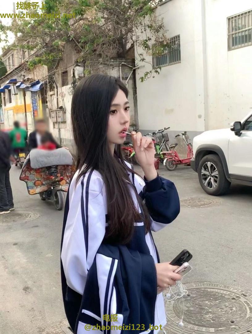 清纯白皙可爱女高兼职