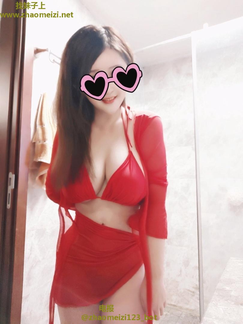 细腰翘臀巨乳风骚小姐姐