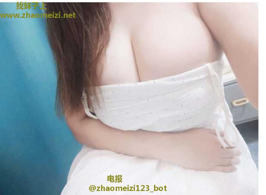 细腰翘臀巨乳风骚小姐姐