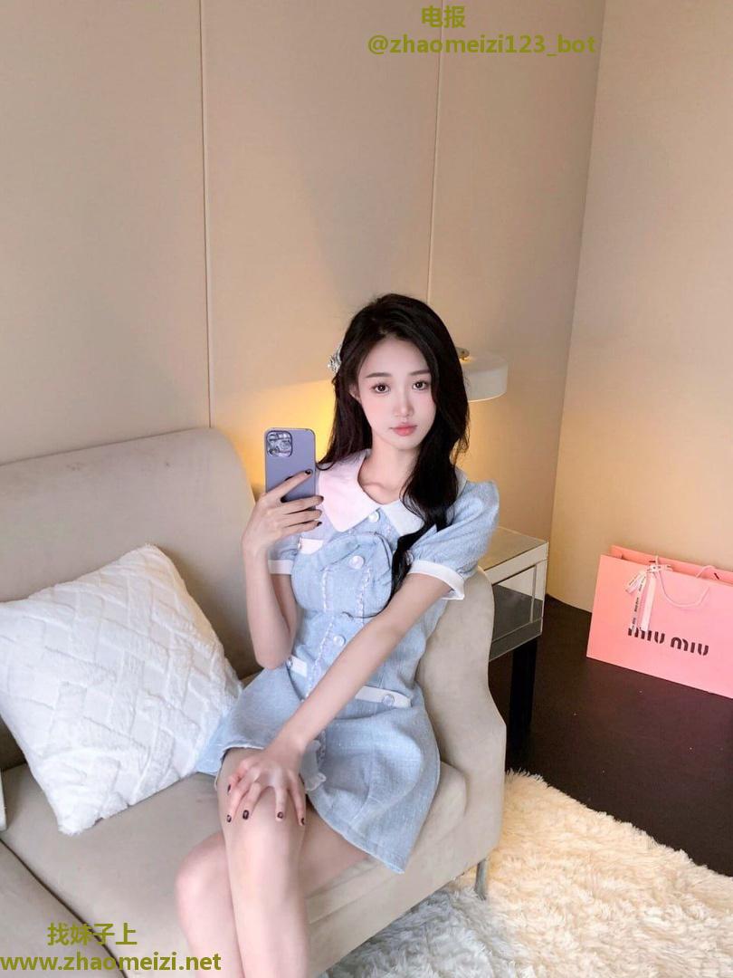 小萝莉粉笔舔两口都舒服