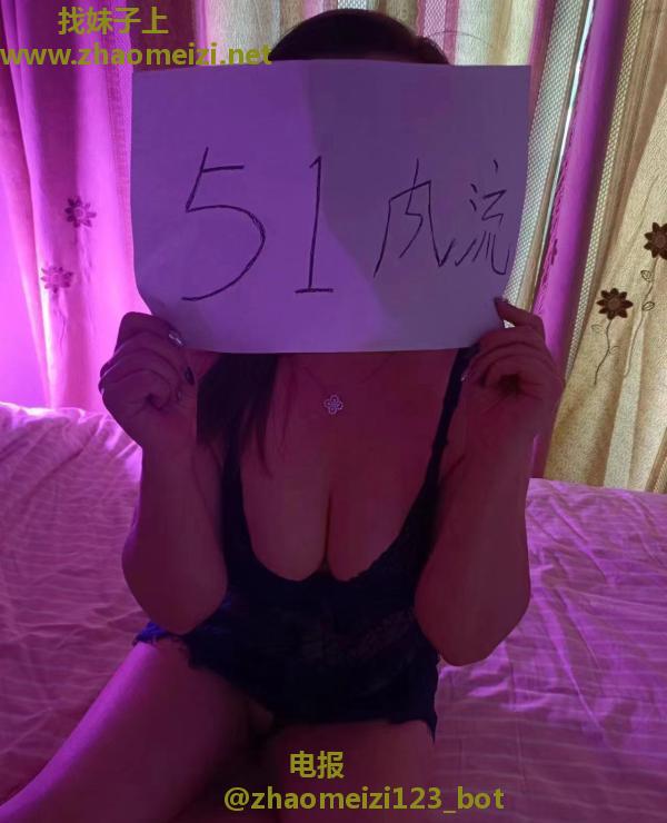 肥臀白嫩熟女
