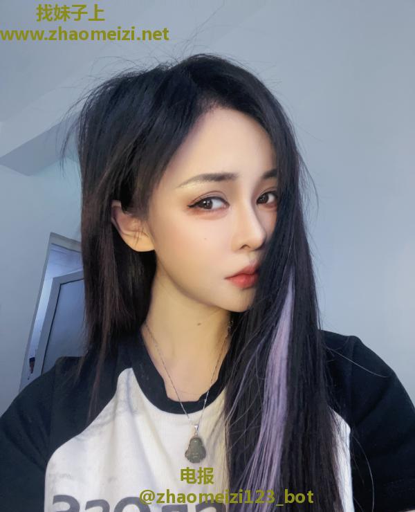 小个子大胸妹子