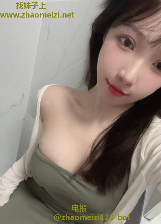 少妇感大胸丰臀老师