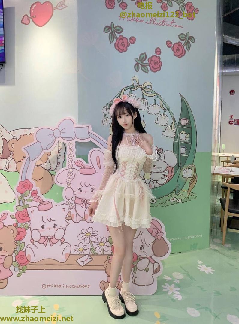 天桥白嫩性感白虎学姐