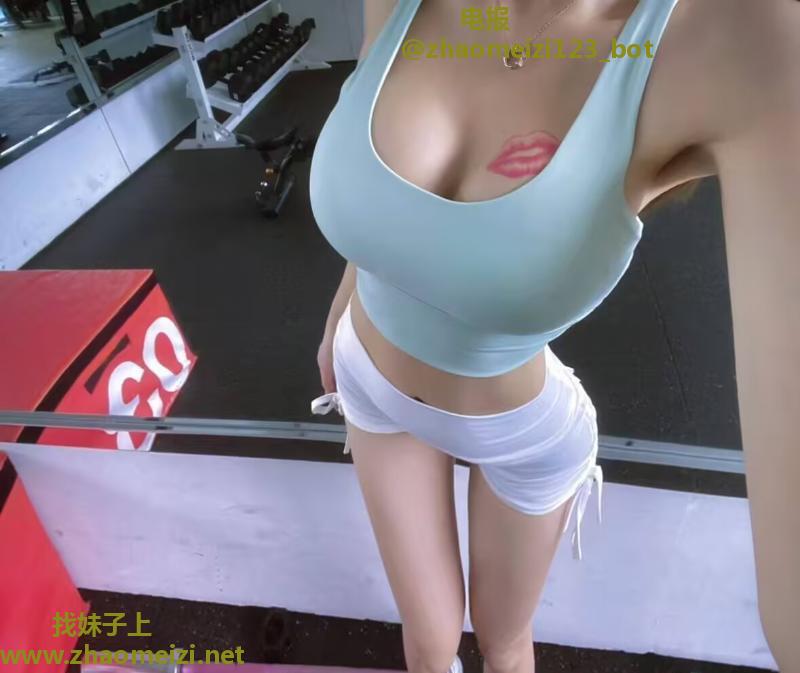湿吻瑜伽老师袁满