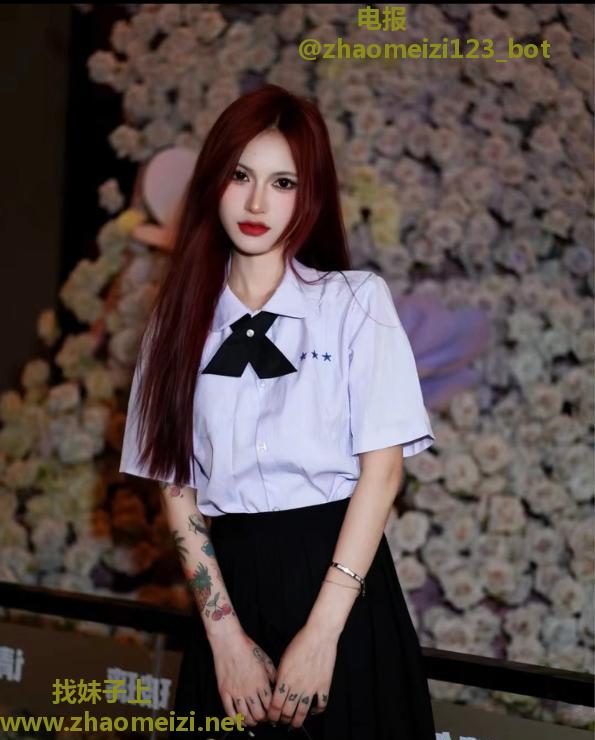 高挑纹身女菜菜