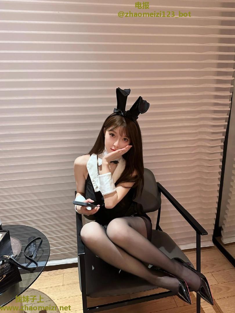 长腿黑丝诱人翘臀姐姐
