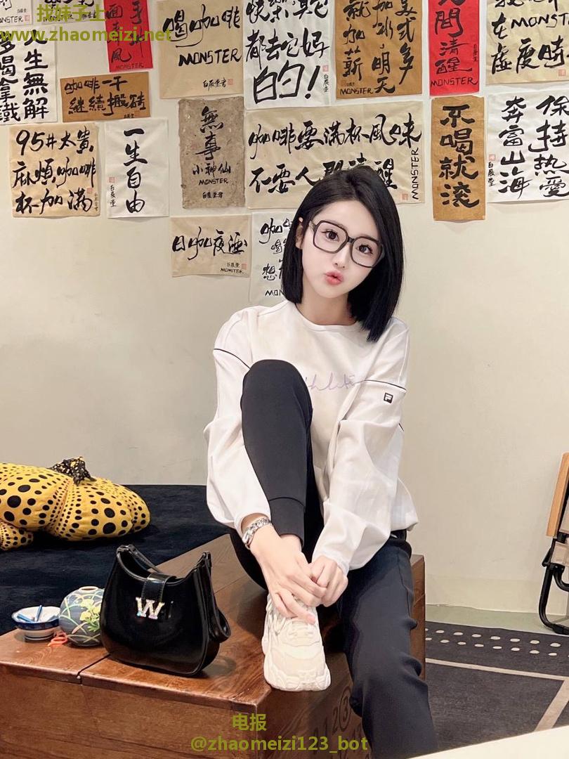 长腿黑丝御姐