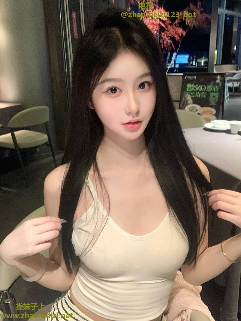 白嫩光滑巨乳学妹
