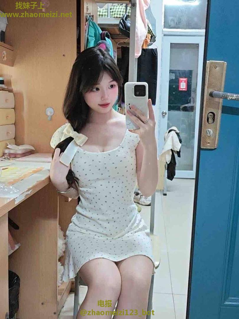 可爱苗条小巧精致妹妹