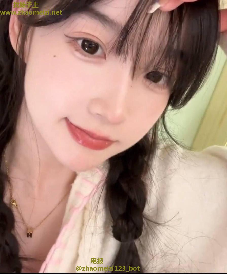 可爱反差个人兼职萌妹