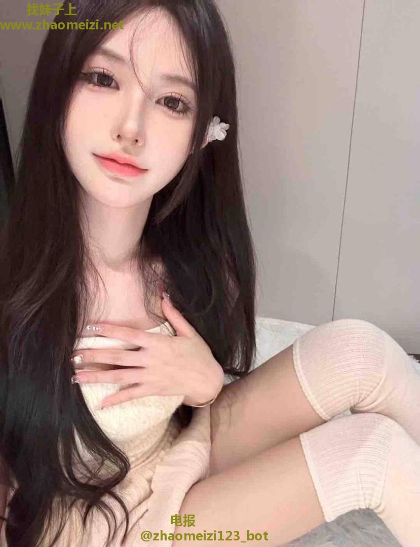 长腿白丝反差嫩妹