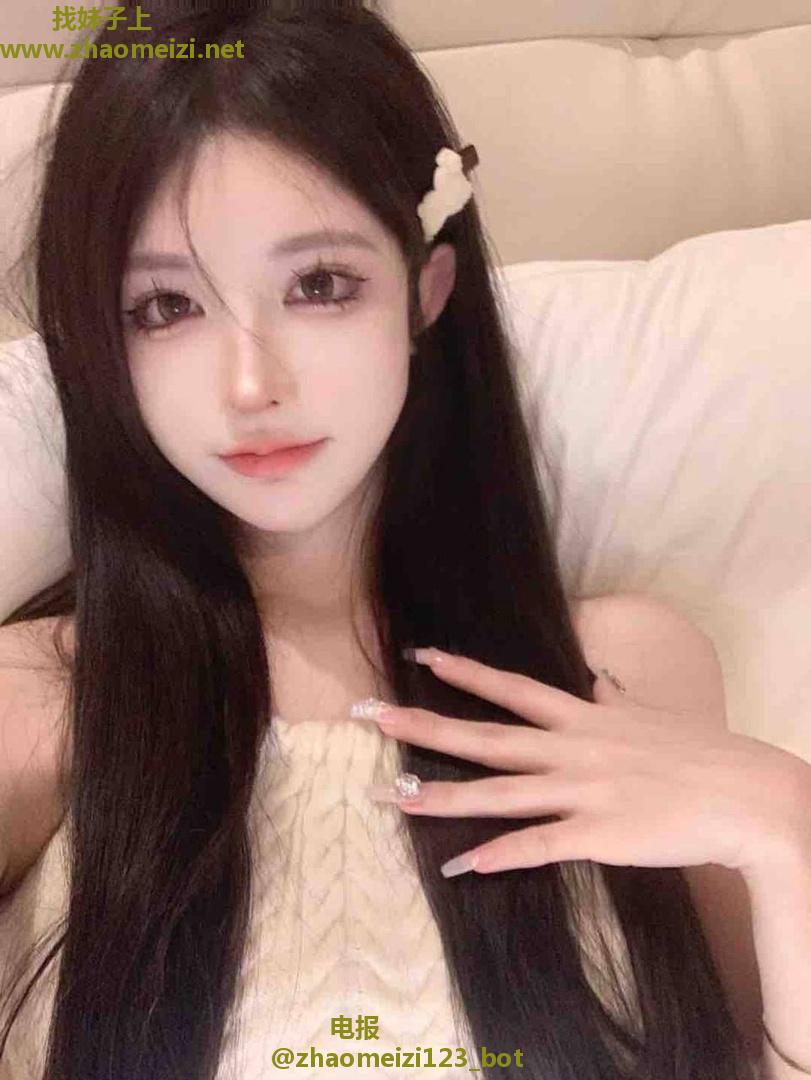 长腿白丝反差嫩妹