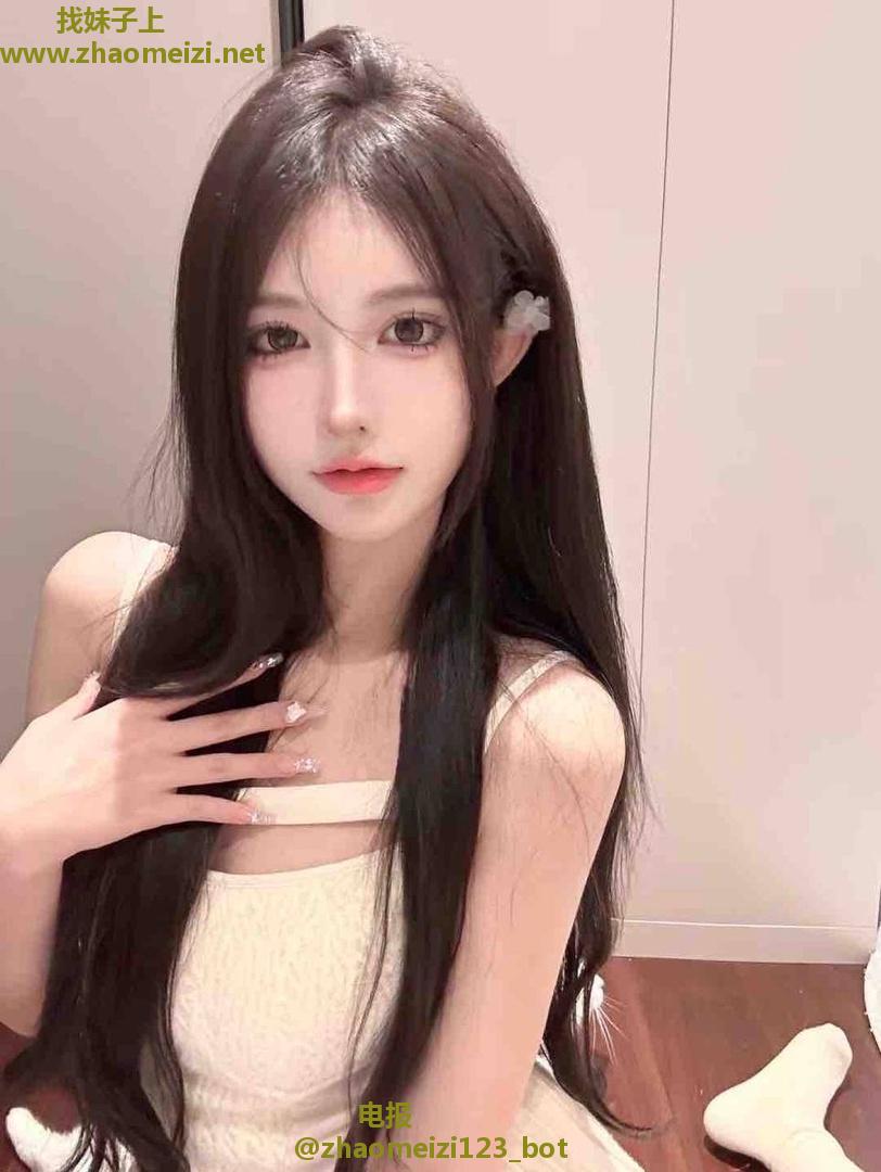 长腿白丝反差嫩妹