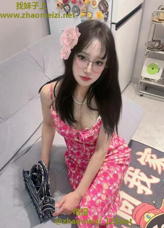 体验黑丝眼镜少妇